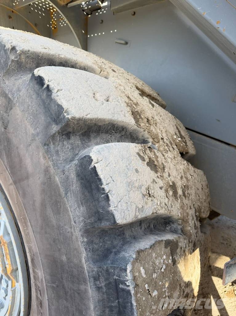 CAT 988 K Kolesni nakladalci