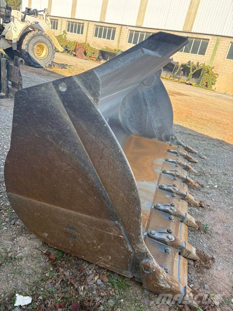 CAT 966 M Kolesni nakladalci