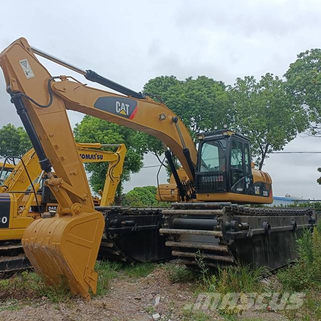 CAT 320 水陆两栖挖掘机