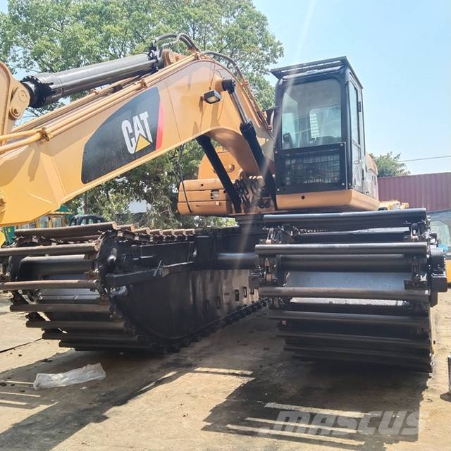 CAT 320 水陆两栖挖掘机