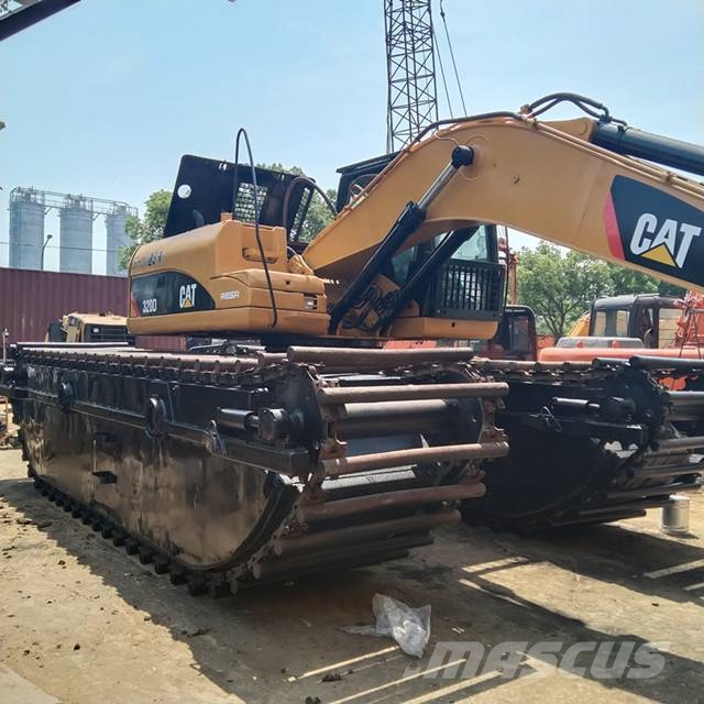CAT 320 水陆两栖挖掘机