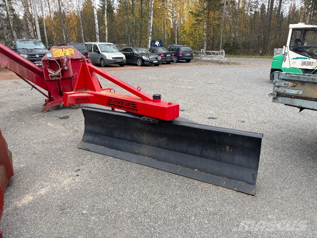 Jykevä J250 Takalana Rastras para caminos