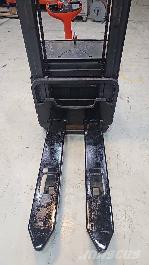 Linde L14 Pedestrian stacker