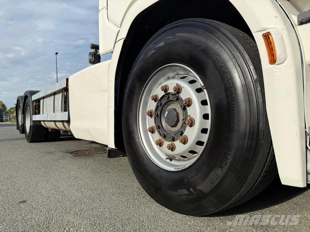 Scania R580 V8 B6X2NB Rol kiper kamioni s kukama za dizanje