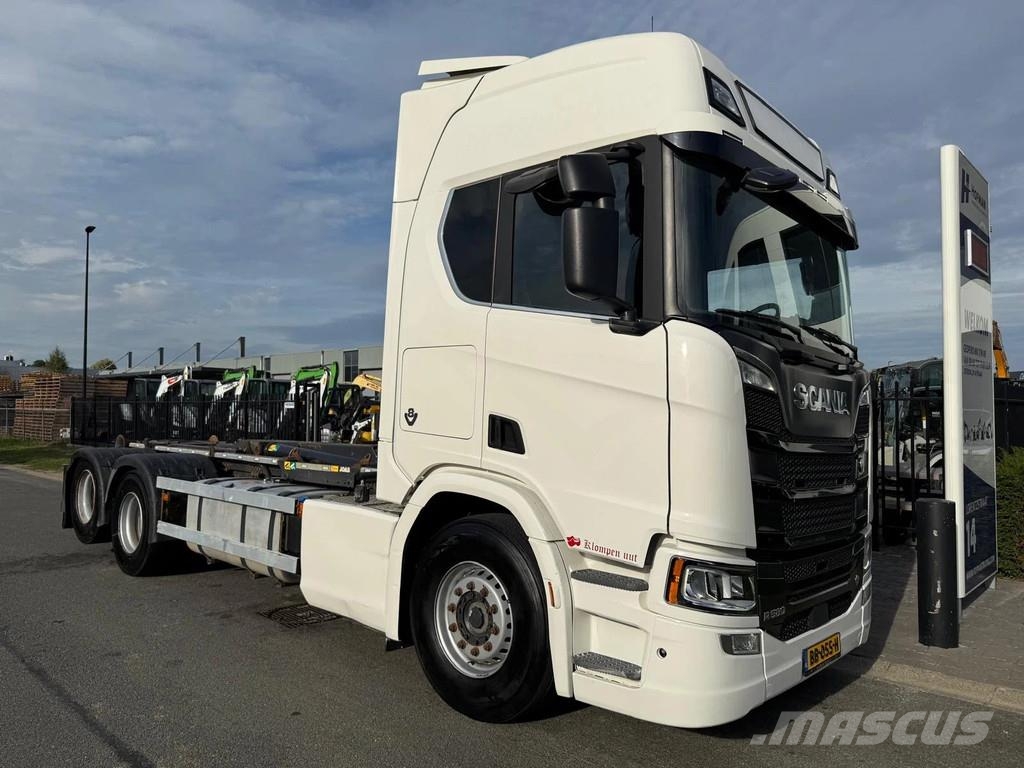Scania R580 V8 B6X2NB Rol kiper kamioni s kukama za dizanje