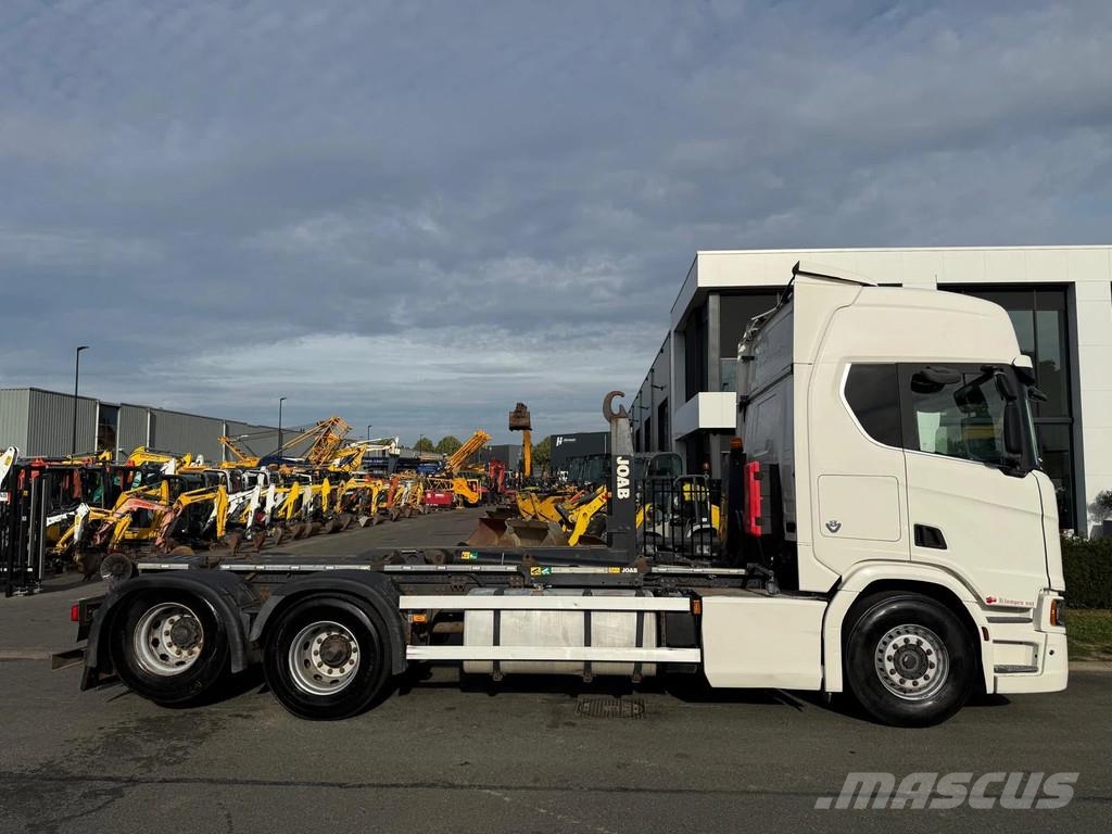 Scania R580 V8 B6X2NB Rol kiper kamioni s kukama za dizanje