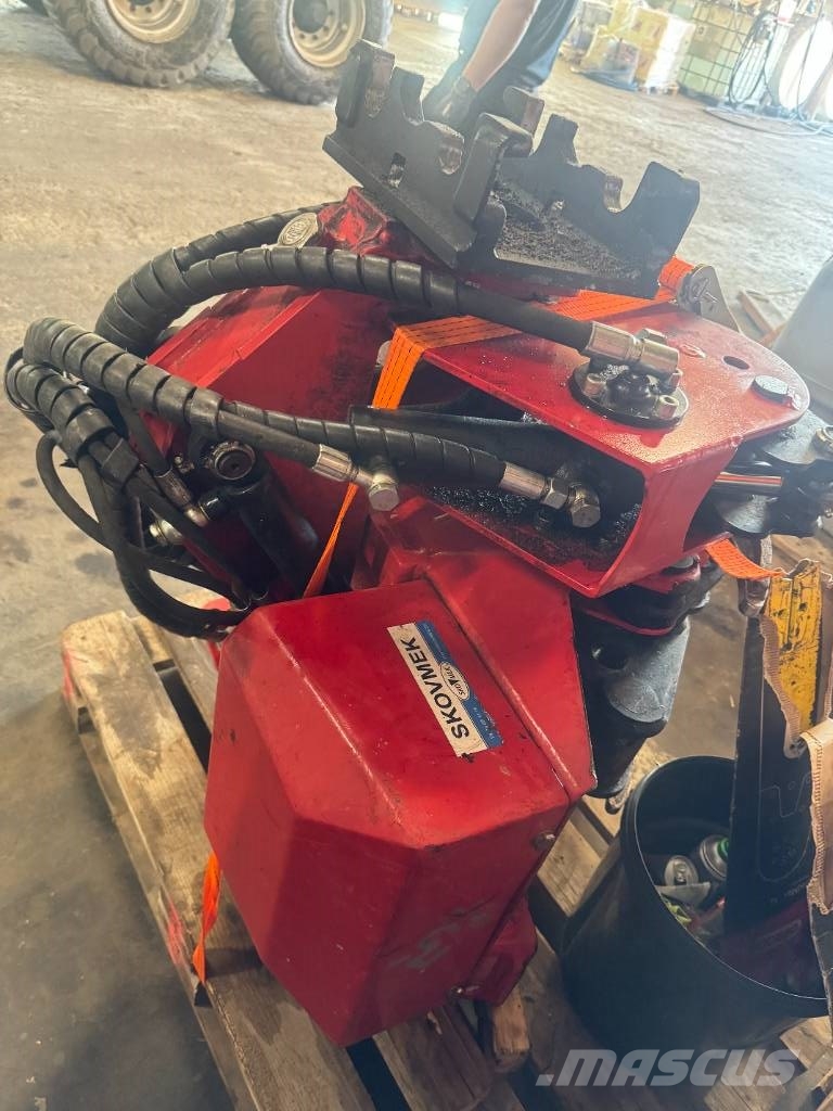 Valtra T 214 D TwinTrac SkyView m. kronos 150 skovvogn Tratores florestais