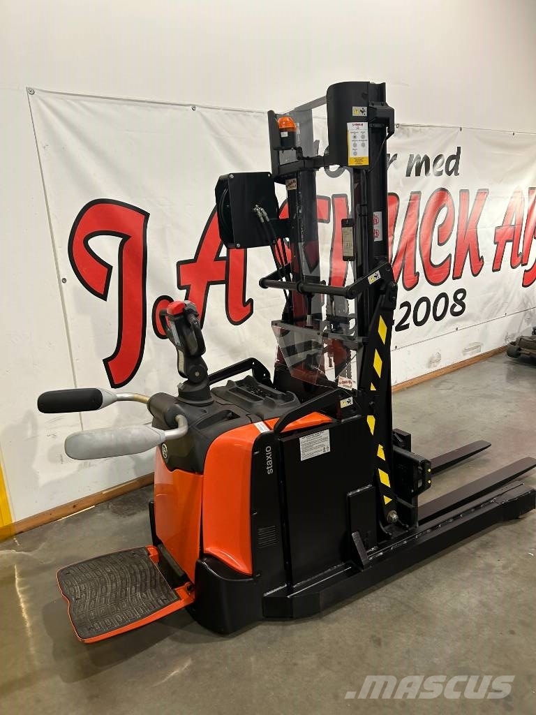 BT SPE120XR. Ledstaplare utskjut 1200kg. 3300mm Käyden ajettavat pinoamistrukit