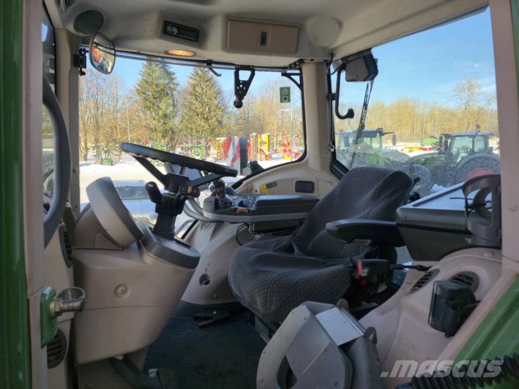 Fendt 828 Vario SCR Profi Plus Трактори