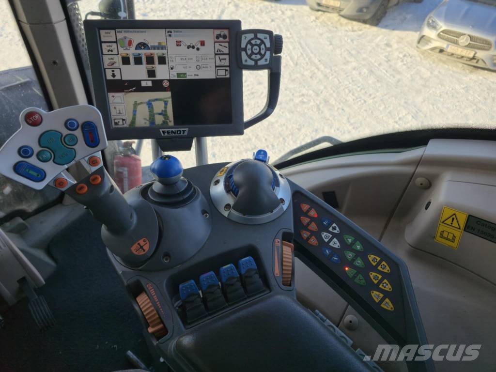 Fendt 828 Vario SCR Profi Plus Трактори