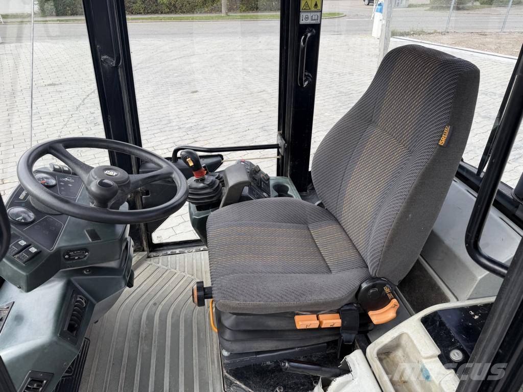 CAT 906 Radlader