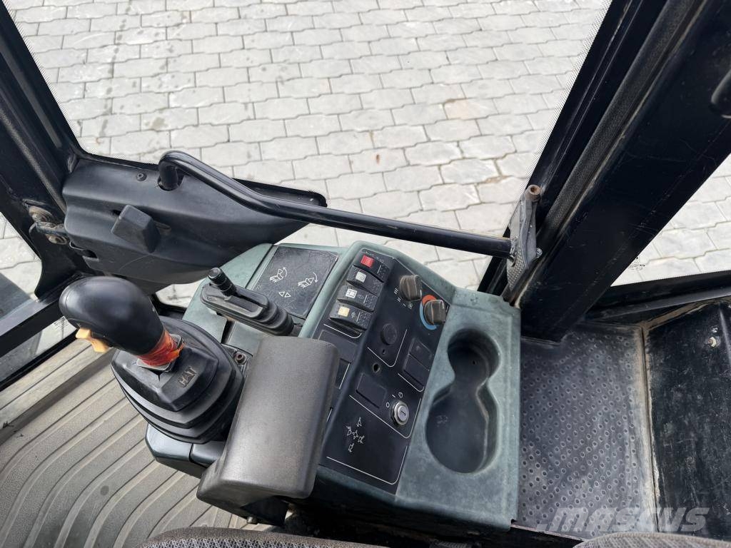 CAT 906 Radlader