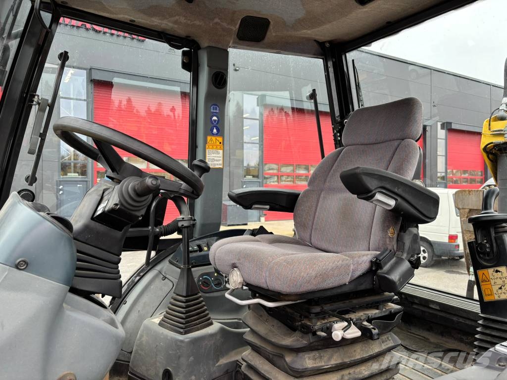 New Holland LB 115 B-4 PS/ Kallistaja, 2 kauhaa, Hyd-piikit Ekskavaatorlaadurid