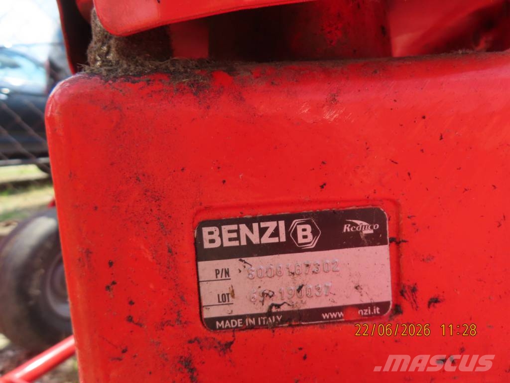 Antonio Carraro TTR 4400 HST II traktor + tartozékok Трактори