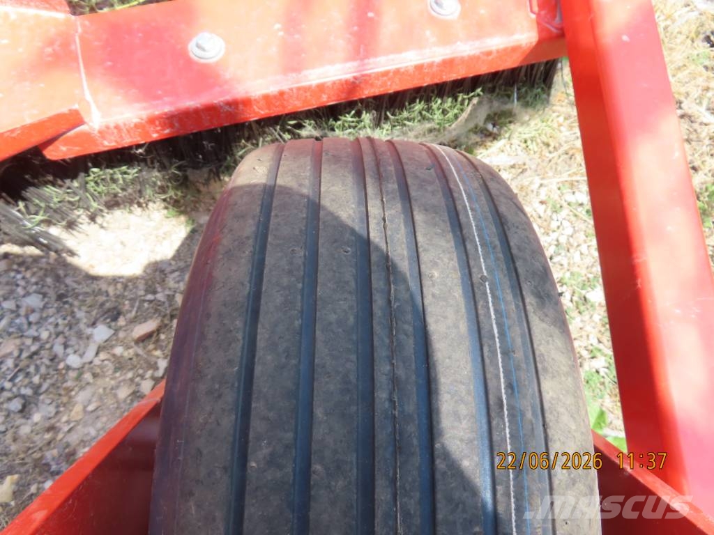 Antonio Carraro TTR 4400 HST II traktor + tartozékok Трактори
