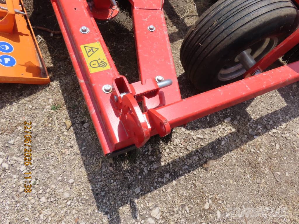 Antonio Carraro TTR 4400 HST II traktor + tartozékok Трактори