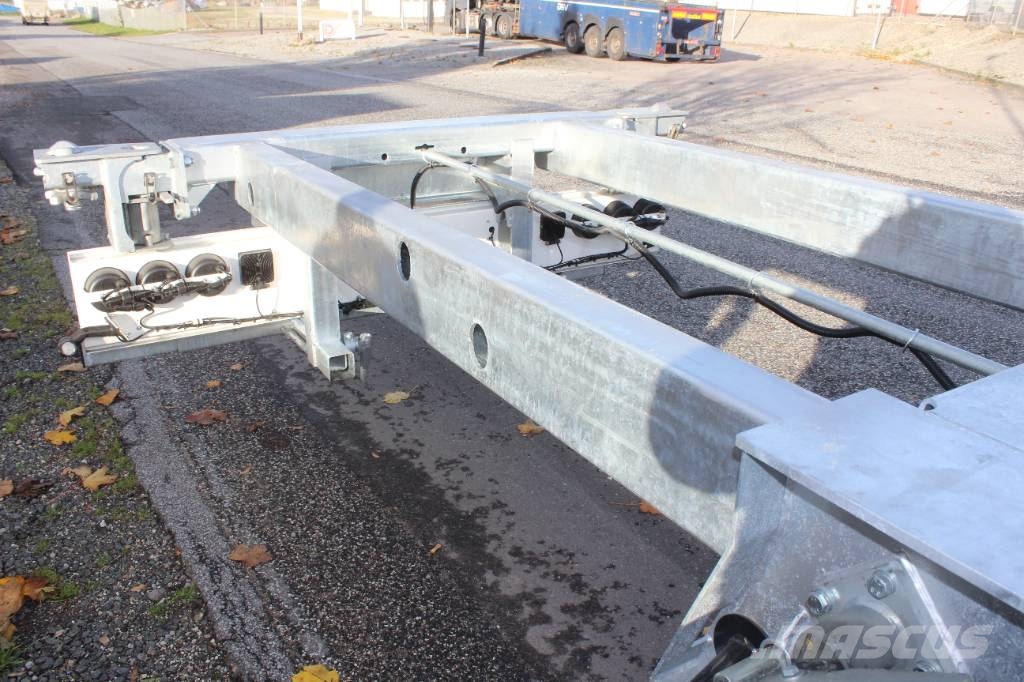 AMT CO310 3 akslet container chassis med udskud i bag Containeranhänger