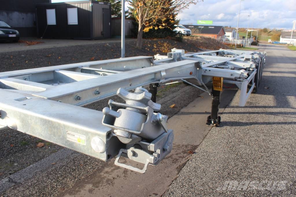 AMT CO310 3 akslet container chassis med udskud i bag Containeranhänger