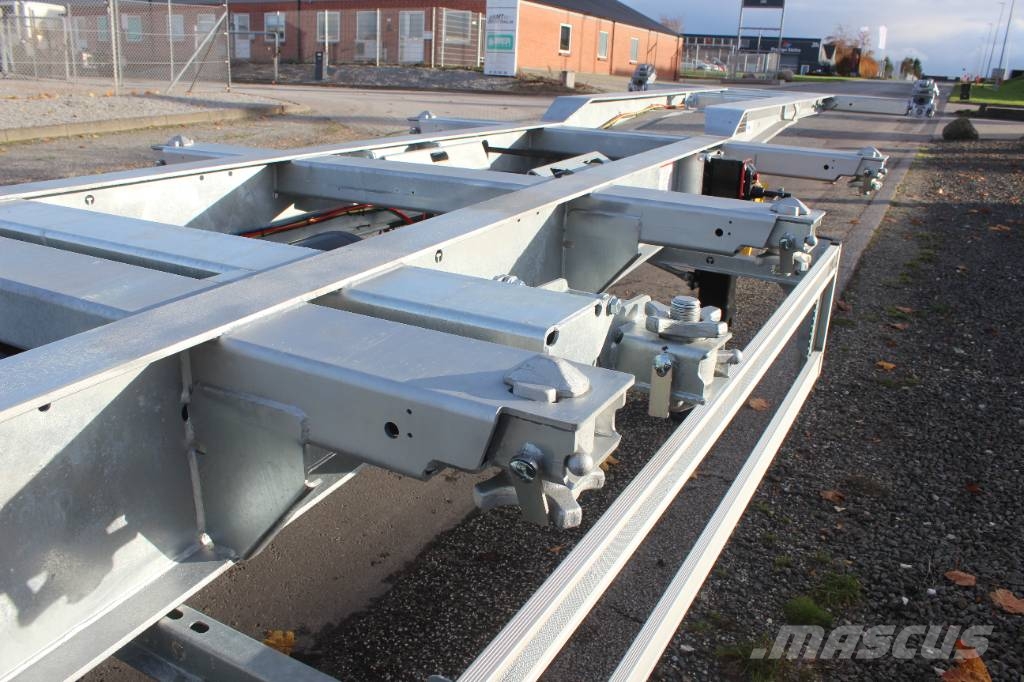 AMT CO310 3 akslet container chassis med udskud i bag Containeranhänger