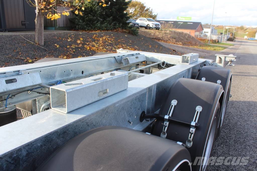 AMT CO310 3 akslet container chassis med udskud i bag Containeranhänger