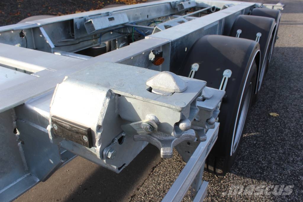 AMT CO310 3 akslet container chassis med udskud i bag Containeranhänger