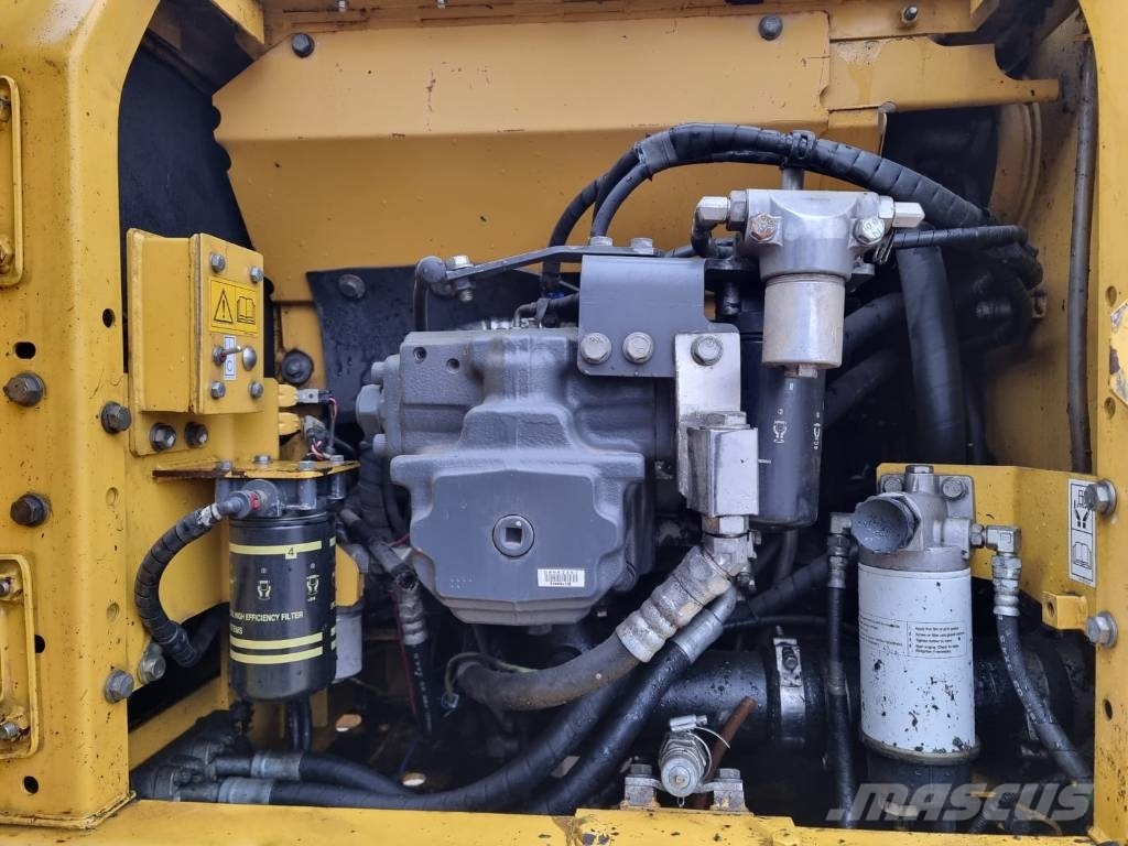 Komatsu HB 215 Hybrid حفارات زحافة