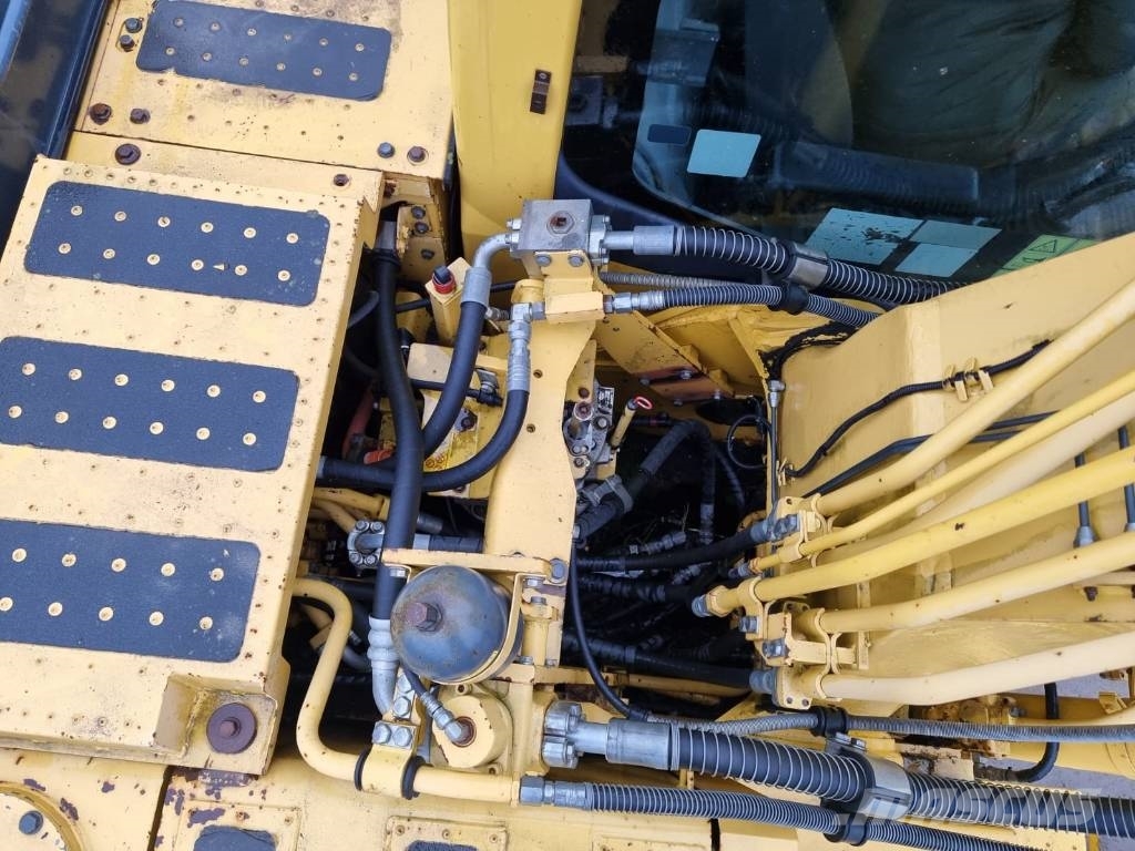 Komatsu HB 215 Hybrid حفارات زحافة