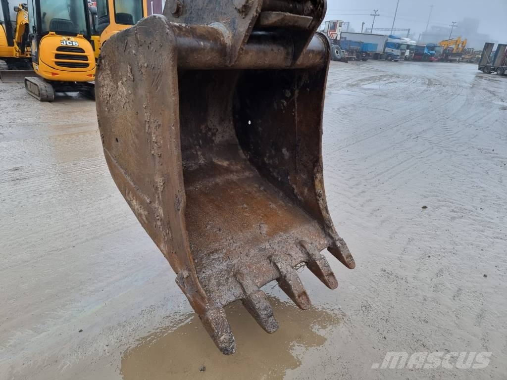 Komatsu HB 215 Hybrid حفارات زحافة