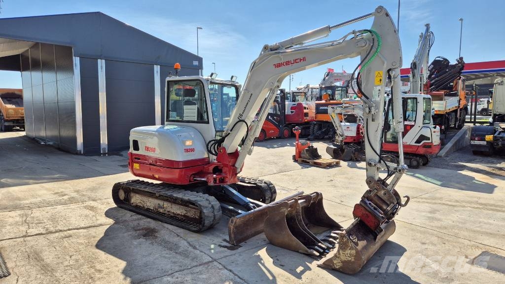 Takeuchi TB260 - POWERTILT - 3X BUCKETS - 2018 YEAR Minigraafmachines < 7t