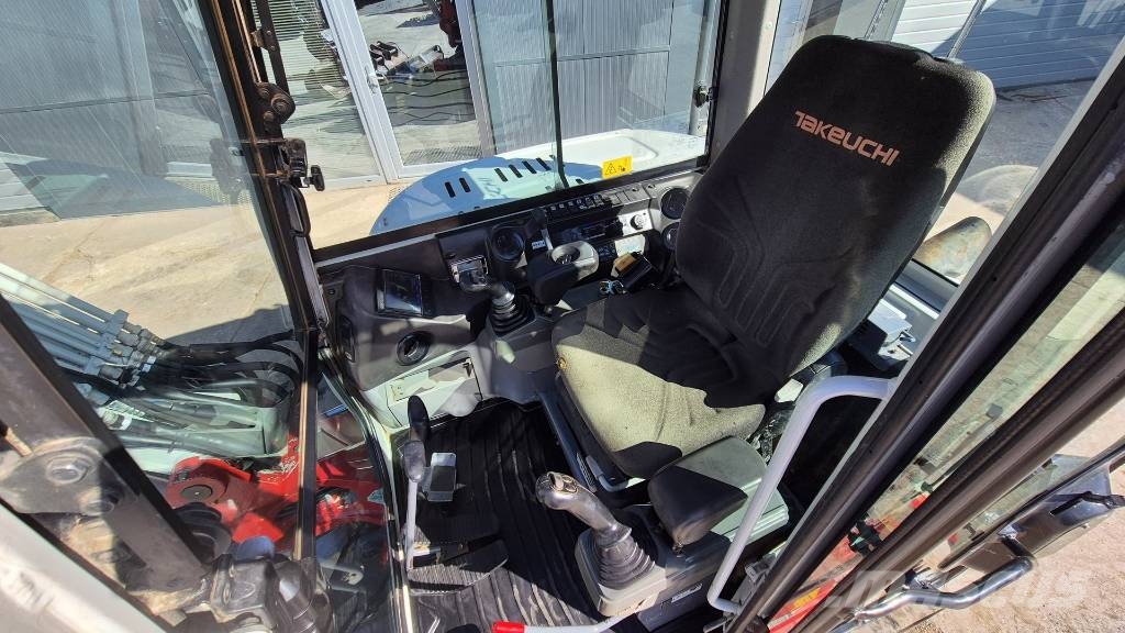 Takeuchi TB260 - POWERTILT - 3X BUCKETS - 2018 YEAR Minigraafmachines < 7t