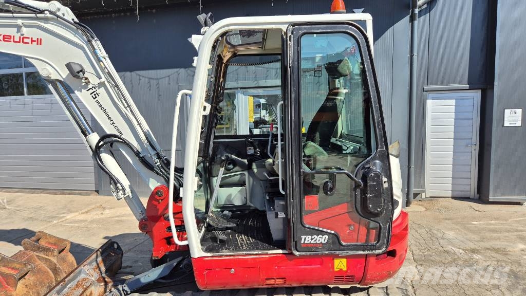Takeuchi TB260 - POWERTILT - 3X BUCKETS - 2018 YEAR Minigraafmachines < 7t