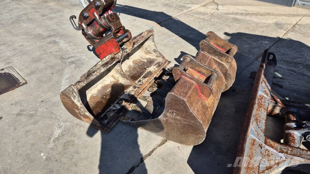 Takeuchi TB260 - POWERTILT - 3X BUCKETS - 2018 YEAR Minigraafmachines < 7t
