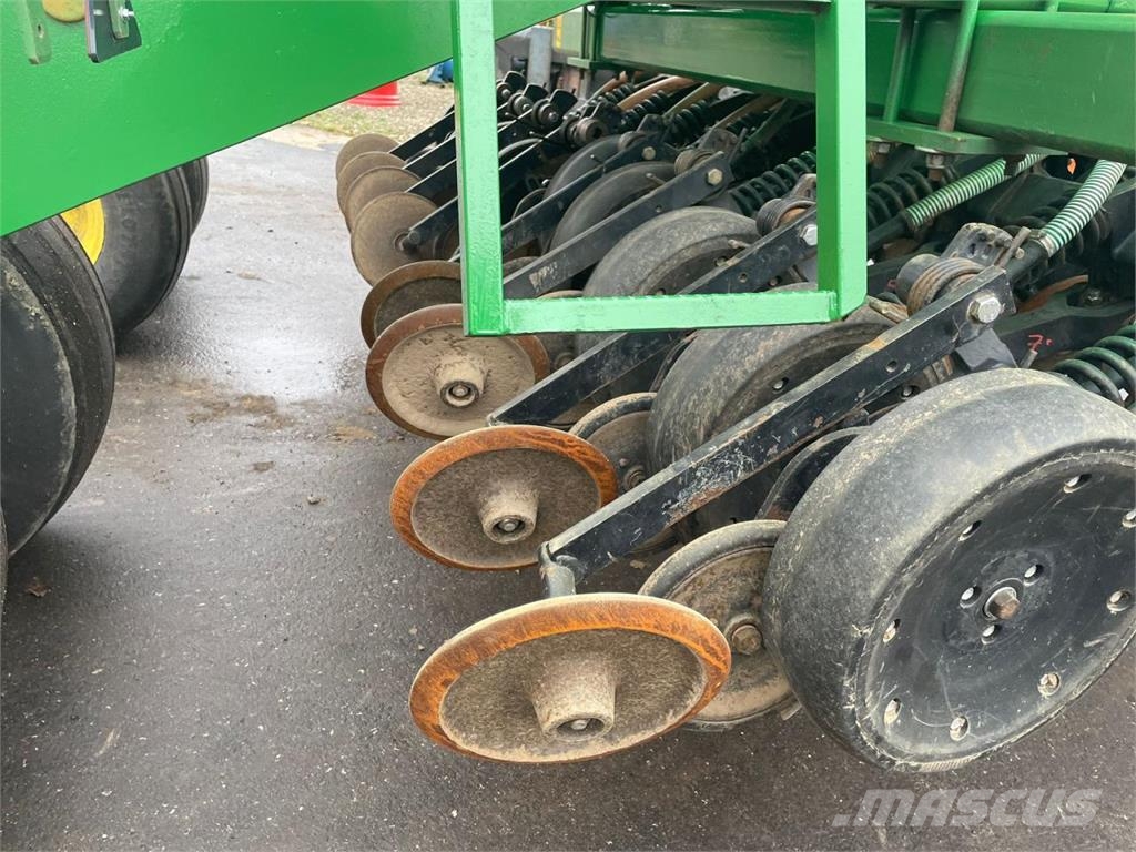 John Deere 750A 6m inkl. Werkstattdurchsicht ماكينات البذر الدقيق