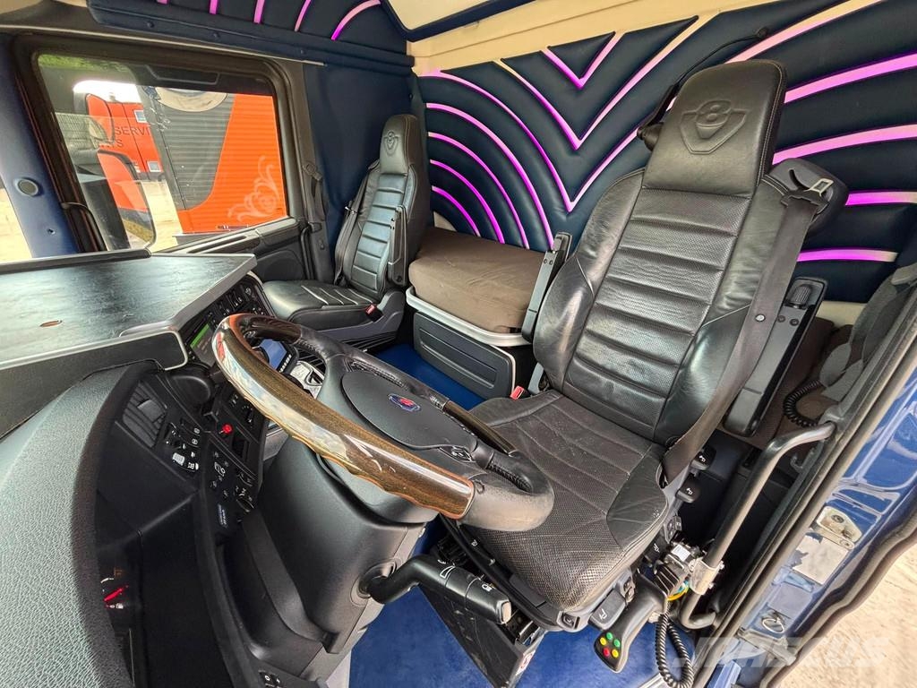 Scania R580 8x4*4 BIG AXELS / RETARDER / Smagās mašīnas ar celtni