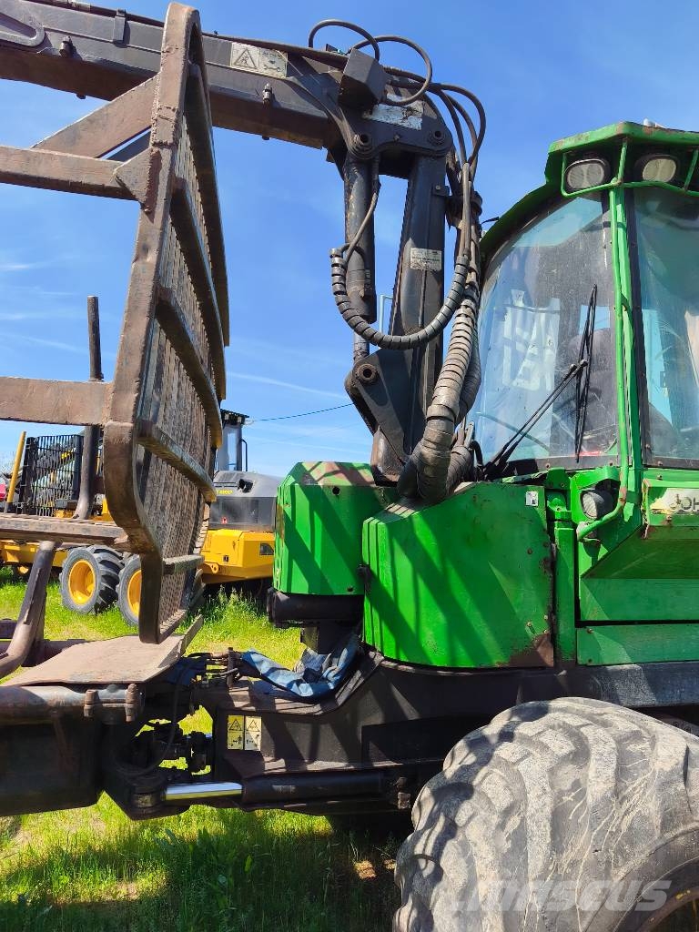  FORWARDERA JOHN DEERE 810 JOHN DEERE 810 Kihordók