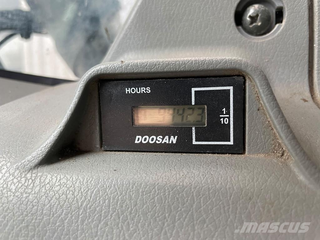 Doosan DX255LC-5 Bagri goseničarji