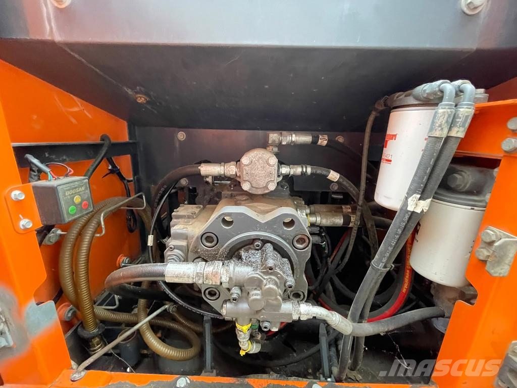 Doosan DX255LC-5 Bagri goseničarji
