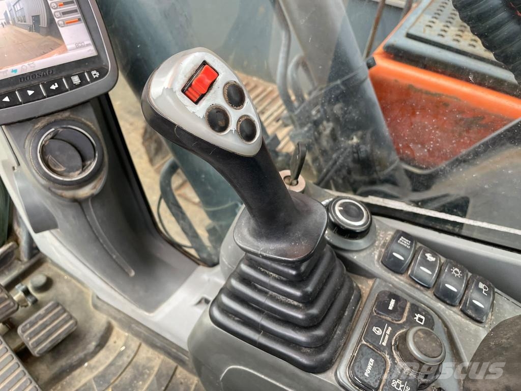 Doosan DX255LC-5 Bagri goseničarji