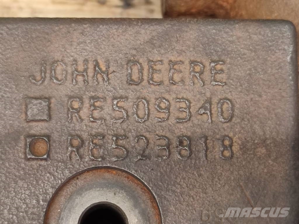 John Deere Thermostat housing DZ101703 John Deere 8345R Radiatoriai