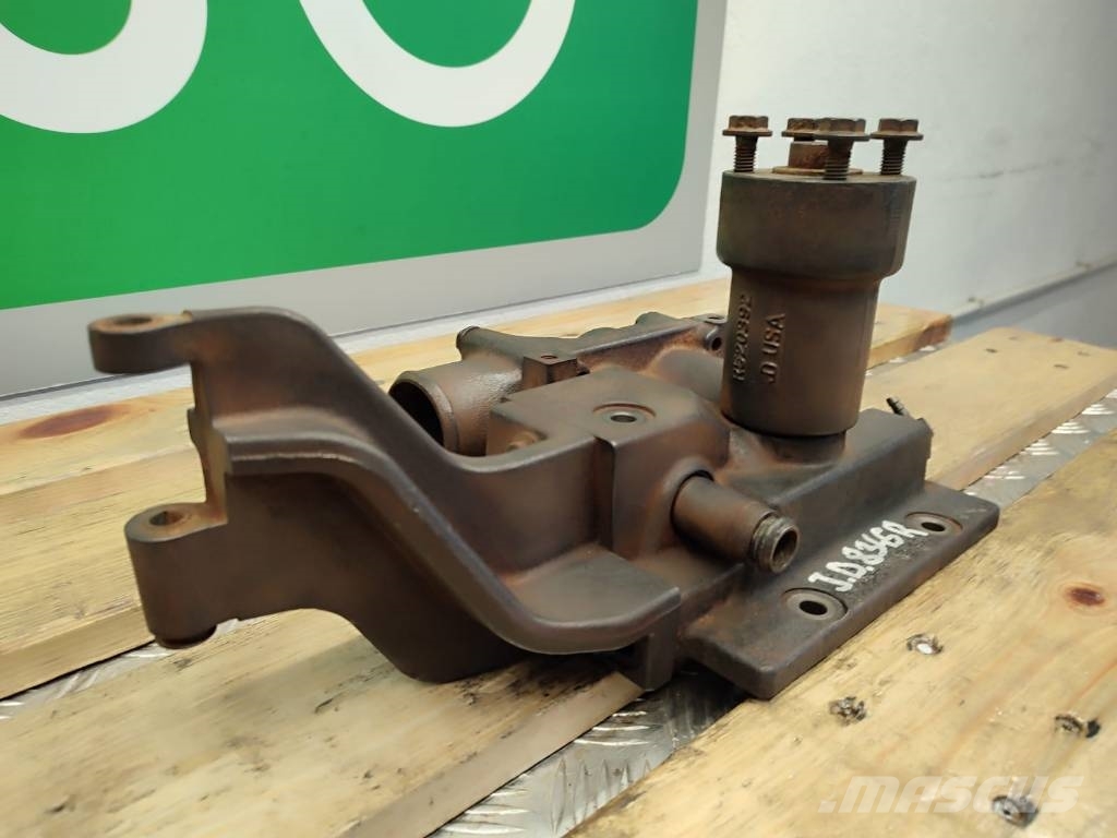 John Deere Thermostat housing DZ101703 John Deere 8345R Radiatoriai