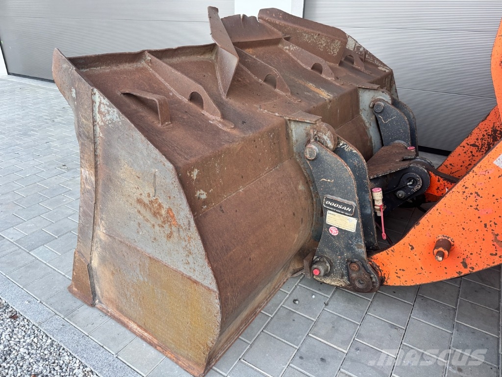 Doosan DL 250 Iekrāvēji uz riteņiem