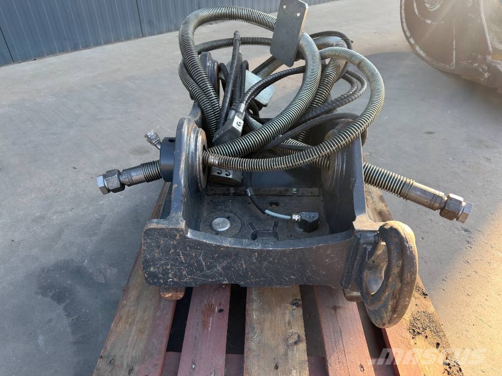 OilQuick OQ70/55 - ZX210 / ZX220 / ZX225 - DEMO Quick connectors