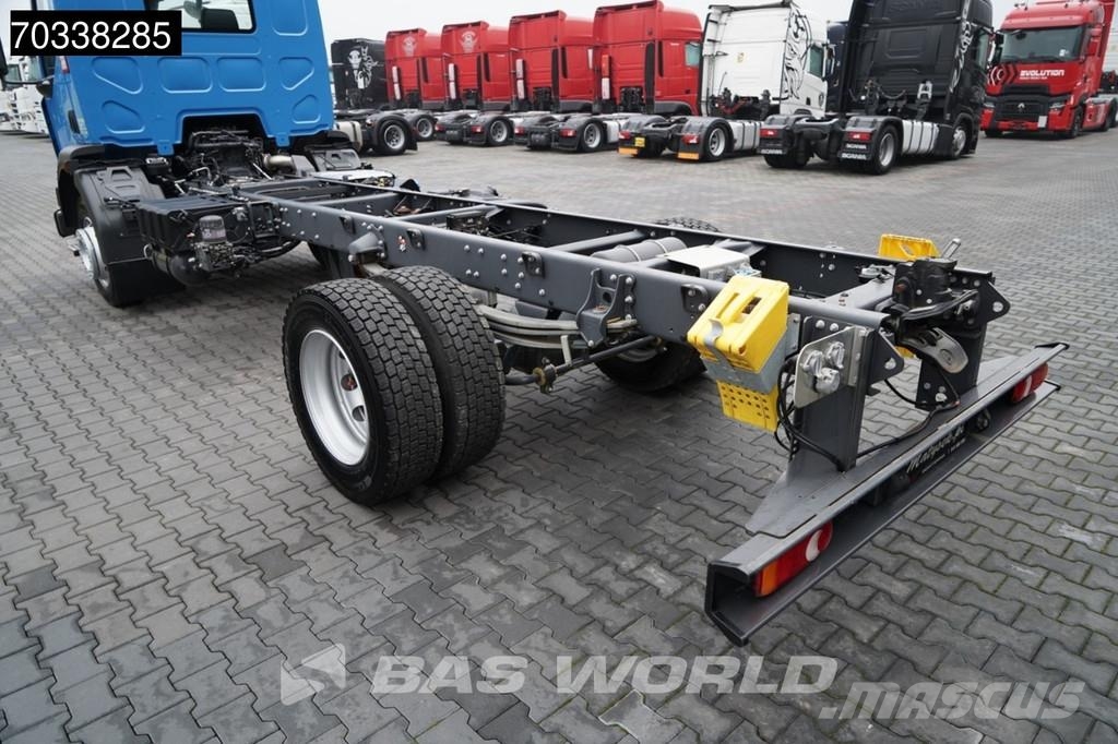Renault D 240 D 4X2 Camiones con chasís y cabina