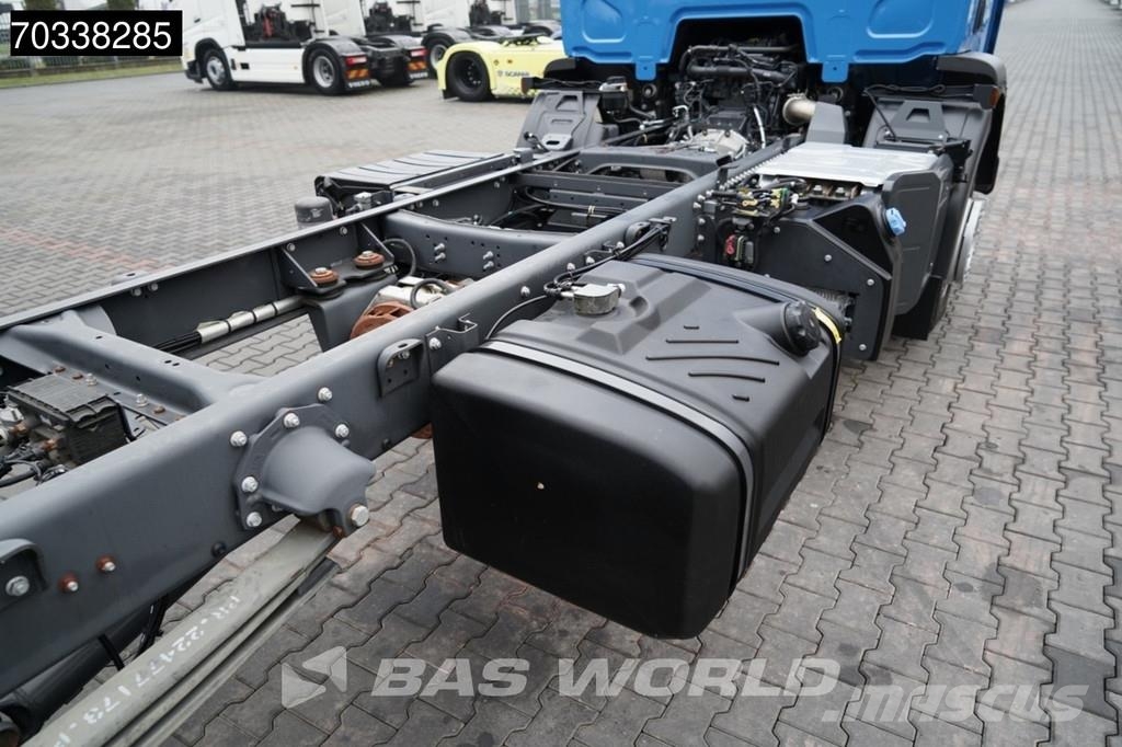 Renault D 240 D 4X2 Chassis met cabine