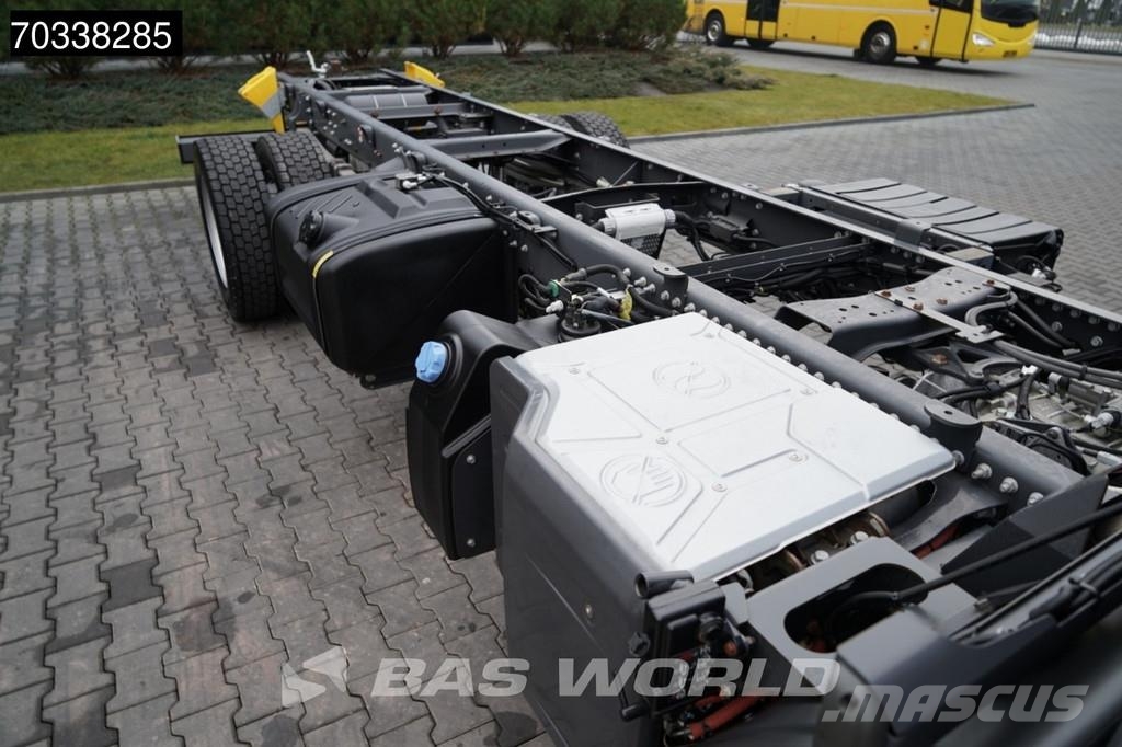 Renault D 240 D 4X2 Chassis met cabine