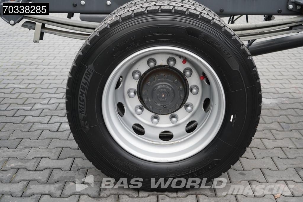 Renault D 240 D 4X2 Camiones con chasís y cabina