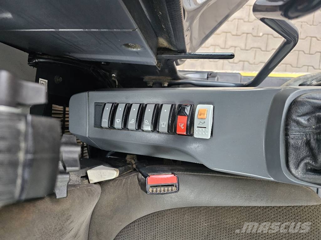 Komatsu PW 160-11 حفارات بعجل