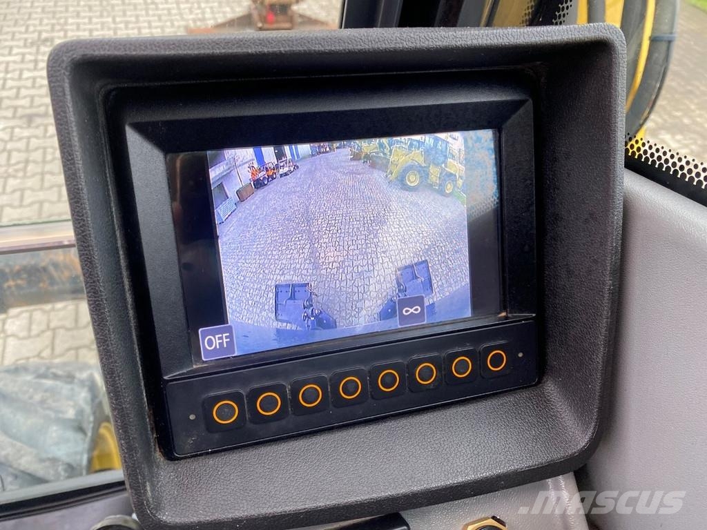 Yanmar B95w . Excavadoras de ruedas
