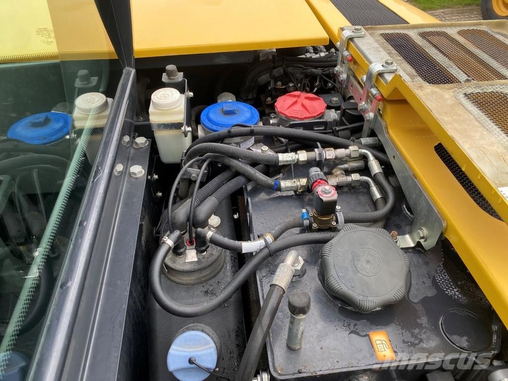 Yanmar B95w . Excavadoras de ruedas