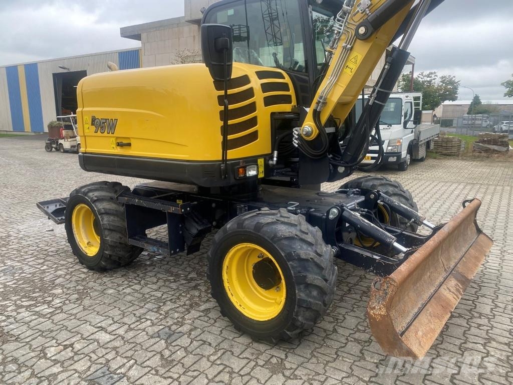 Yanmar B95w . Excavadoras de ruedas